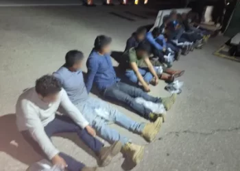 Rescatan a grupo de migrantes encerrados en caja de tractocamión en Nogales, Sonora.