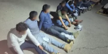 Rescatan a grupo de migrantes encerrados en caja de tractocamión en Nogales, Sonora.