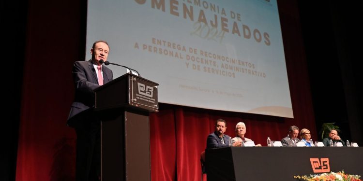 Preside Gobernador ceremonia de homenajeados de Cobach 2024