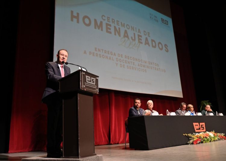 Preside Gobernador ceremonia de homenajeados de Cobach 2024