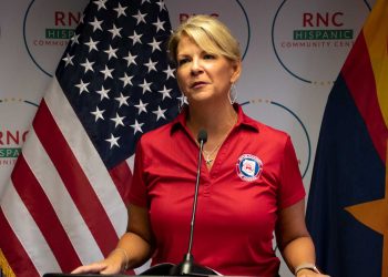 La ex presidenta del Partido Republicano de Arizona, Kelli Ward, y otros serán procesados ​​en un caso de elector falso