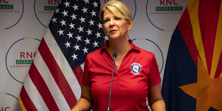 La ex presidenta del Partido Republicano de Arizona, Kelli Ward, y otros serán procesados ​​en un caso de elector falso