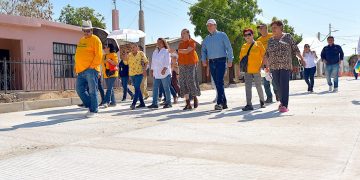 Celebra Toño Astiazarán con vecinos la pavimentación de la avenida Mátape