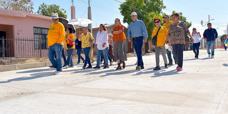 Celebra Toño Astiazarán con vecinos la pavimentación de la avenida Mátape