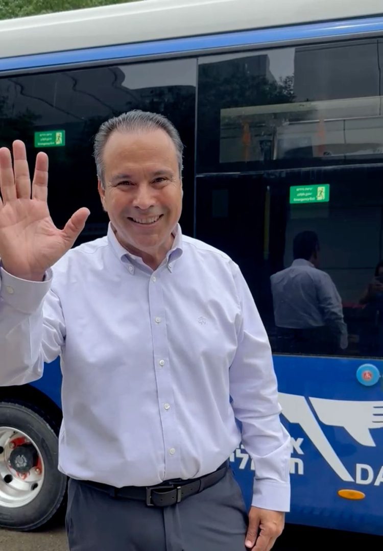 Busca Toño Astiazarán en China opciones de transporte eléctrico gratuito para estudiantes de educación superior