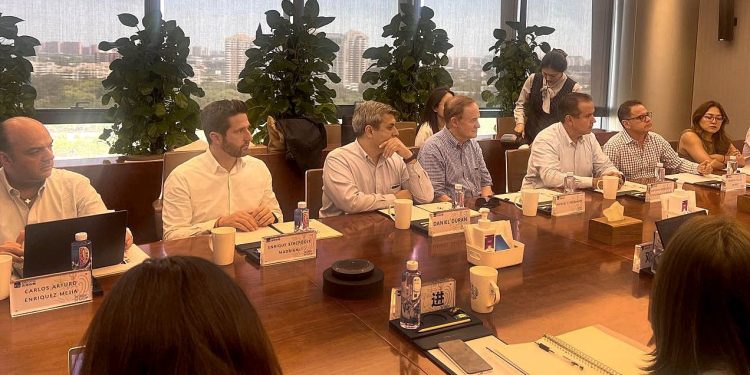 Visita Toño Astiazarán empresas líderes en sustentabilidad ambiental y reciclaje en China