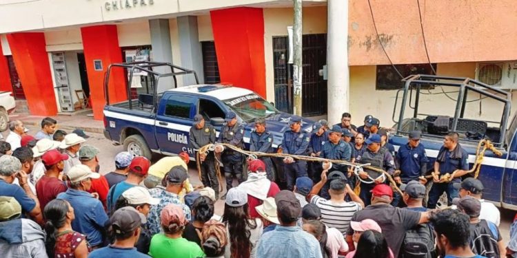 Se enfrentan militares y civiles armados en la Sierra de Chiapas; retienen a 14 policías municipals