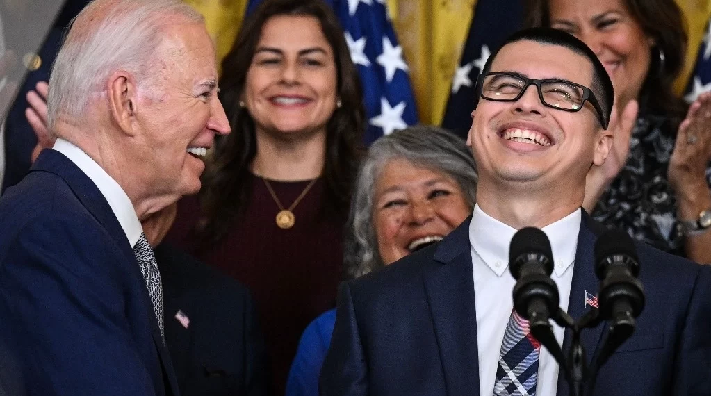 Biden abre la puerta para regularizar a 500 mil migrantes