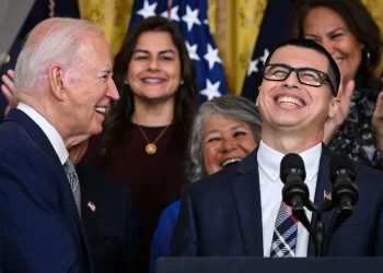 Biden abre la puerta para regularizar a 500 mil migrantes