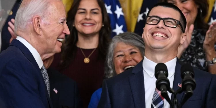 Biden abre la puerta para regularizar a 500 mil migrantes