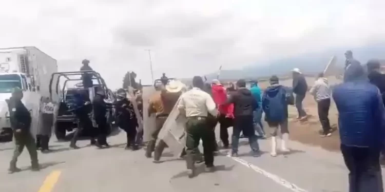 Dos muertos durante desalojo en la carretera federal Perote-Puebla