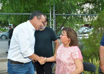 Dialoga Antonio Astiazarán con vecinos de la colonia Fovissste