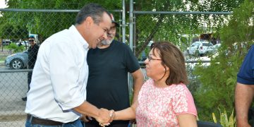 Dialoga Antonio Astiazarán con vecinos de la colonia Fovissste