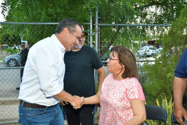 Dialoga Antonio Astiazarán con vecinos de la colonia Fovissste