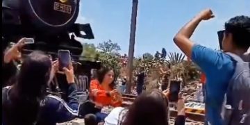 Mujer muere al tratar de tomarse una selfie al paso del Tren ‘La Emperatriz'(Video)