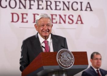 Con gran sonrisa, celebra López Obrador victoria de Sheinbaum