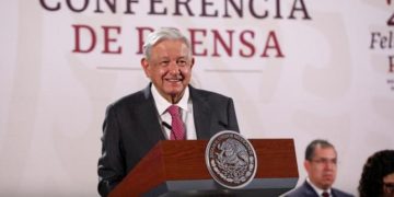 Con gran sonrisa, celebra López Obrador victoria de Sheinbaum