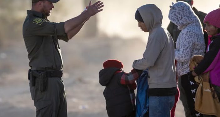 Arizona decidirá en noviembre si la policía puede detener inmigrantes