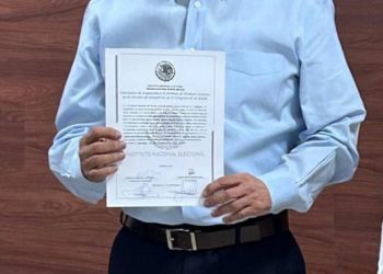 Con más de 300 mil votos a favor, Beltrones Rivera recibe la constancia de su elección como senador.