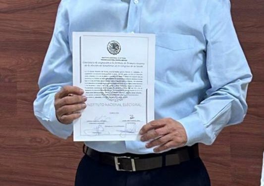 Con más de 300 mil votos a favor, Beltrones Rivera recibe la constancia de su elección como senador.