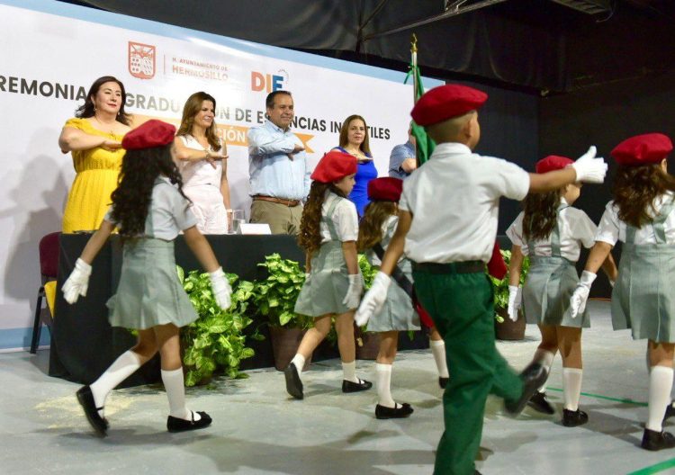 Acompañan Toño Astiazarán y Patty Ruibal a graduados de instancias infantiles DIF
