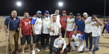 Entrega Toño Astiazarán iluminación de campo de béisbol en Bahía de Kino