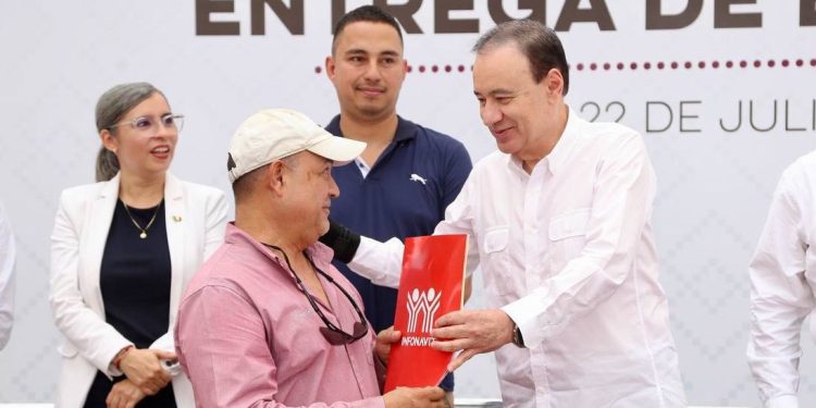 Brinda Gobernador Durazo certeza jurídica a más de ocho mil familias sonorenses