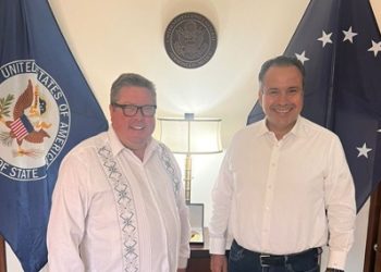 Reconoce Toño Astiazarán a policía municipal por ganar concurso internacional DARE