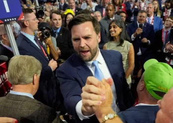 Acepta J. D. Vance nominación republicana a vicepresidente de EU