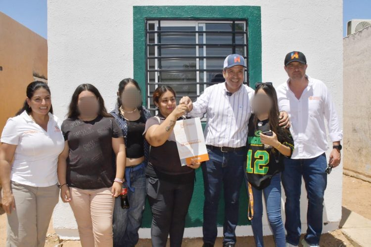 Entrega Toño Astiazarán vivienda Con Hogar CRECES en La Cholla