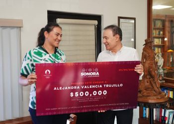 Entrega Gobernador Durazo estímulo económico a Alejandra Valencia por actuación en Juegos Olímpicos