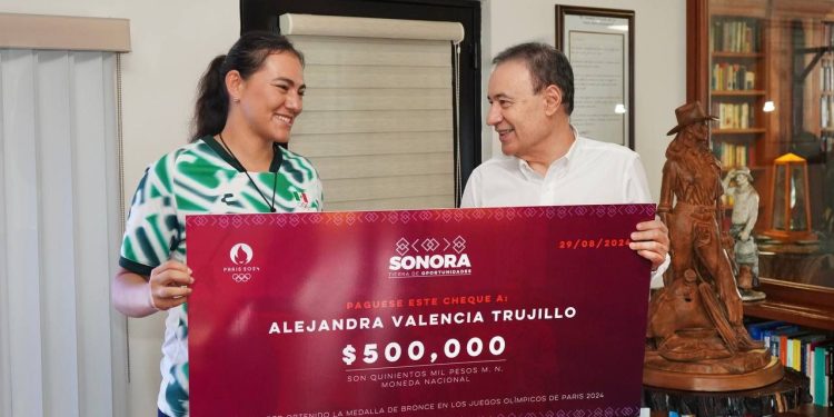Entrega Gobernador Durazo estímulo económico a Alejandra Valencia por actuación en Juegos Olímpicos