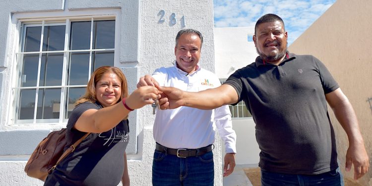 Entrega Toño Astiazarán una vivienda rescatada a pareja con discapacidad auditiva
