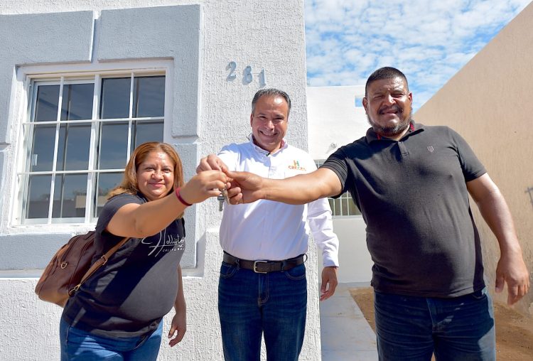 Entrega Toño Astiazarán una vivienda rescatada a pareja con discapacidad auditiva