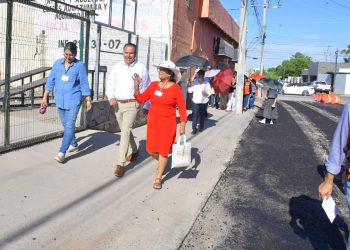 Supervisa Toño Astiazarán rehabilitación de pavimento en la calle 7