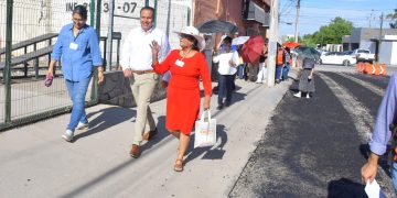 Supervisa Toño Astiazarán rehabilitación de pavimento en la calle 7