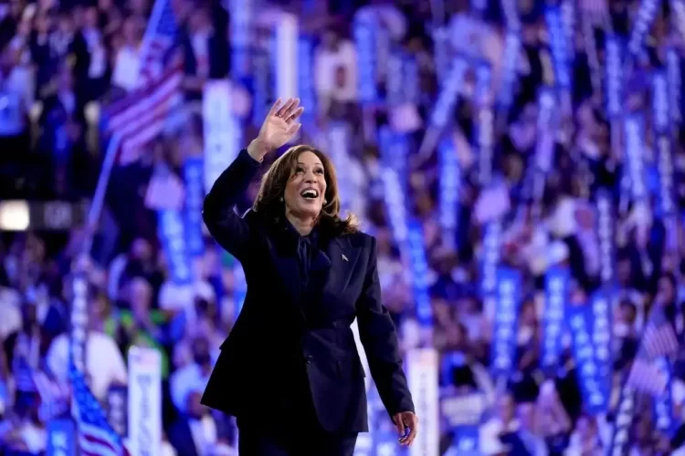 Kamala Harris, sale de Chicago rumbo a la Casa Blanca
