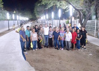 Entrega Toño Astiazarán andador iluminado en la colonia Café Combate