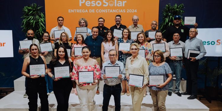 Entregan Patty Ruibal y Toño Astiazarán apoyo en paneles solares y eficiencia energética a 22 organizaciones de ayuda social