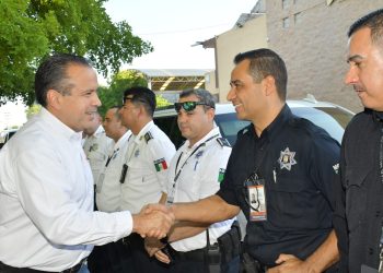 Entrega Toño Astiazarán patrulla a Centro de Respuesta Inmediata del fraccionamiento STAUS