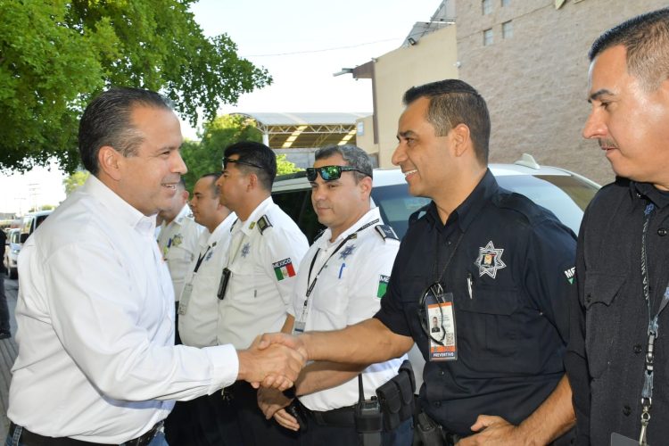 Entrega Toño Astiazarán patrulla a Centro de Respuesta Inmediata del fraccionamiento STAUS