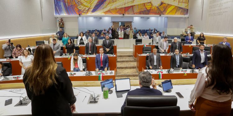 Reciben diputados a manifestantes inconformes con la entrada en vigor de la Ley de Protección y Bienestar Animal