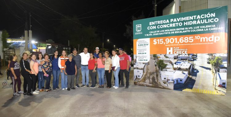 Celebra Toño Astiazarán con vecinos pavimentación de calle Los Molinos