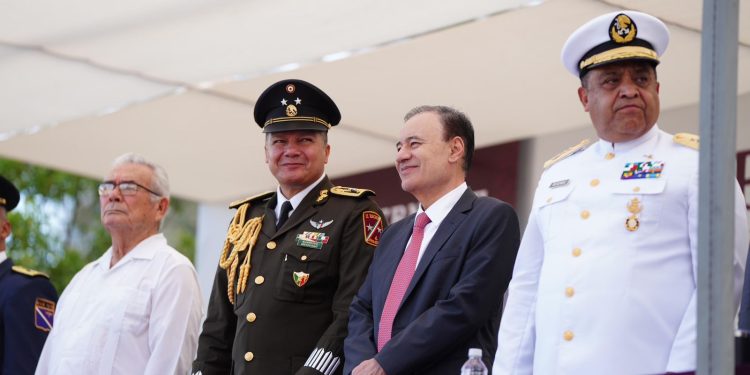 Encabeza Gobernador Durazo desfile cívico-militar en celebración por el 214 aniversario de la independencia de México