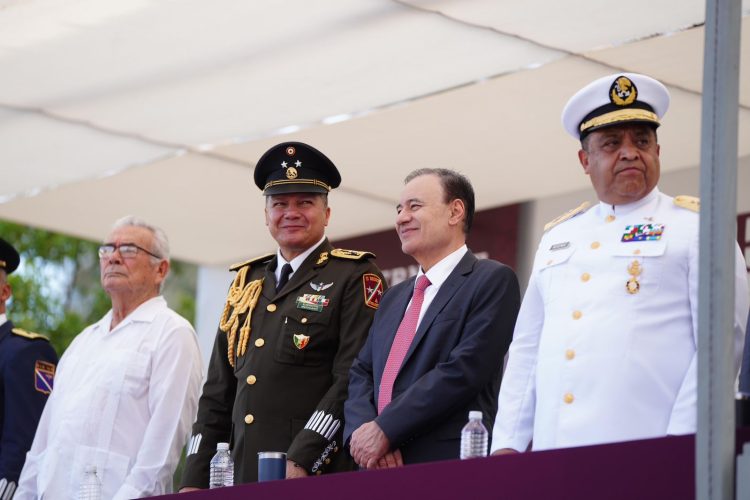 Encabeza Gobernador Durazo desfile cívico-militar en celebración por el 214 aniversario de la independencia de México