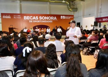 Fortalece Gobernador Durazo educación y salud en comunidades de la sierra con entrega de becas y jornada de vacunación