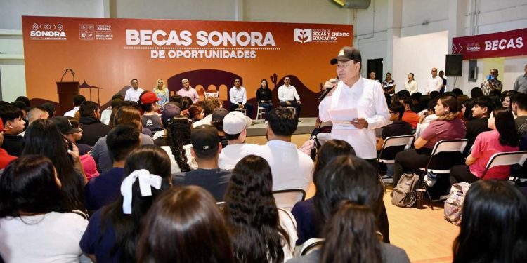 Fortalece Gobernador Durazo educación y salud en comunidades de la sierra con entrega de becas y jornada de vacunación