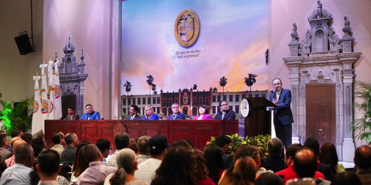 Refrenda Gobernador Durazo compromiso con la educación al encabezar ceremonia del 82 aniversario de la Unison