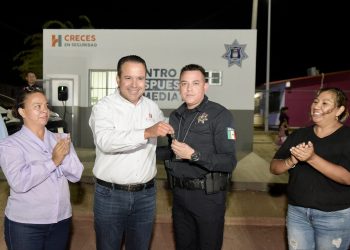 Entrega Toño Astiazarán Centro de Respuesta Inmediata y patrulla en Villas del Sur