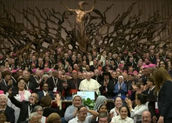 Iglesia católica deja “abierta” ordenación de las mujeres